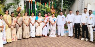 धानोरीतील सिद्धार्थ शिक्षण संस्थेमध्ये ८० वा स्वातंत्र्य दिन मोठ्या उत्साहात संपन्न; विविध उपक्रमांनी वेधले लक्ष धानोरी येथील सिद्धार्थ शिक्षण संस्थेत ८० व्या स्वातंत्र्य दिनानिमित्त उपस्थित मान्यवर आणि शिक्षकवृंद.
